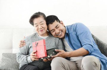 storage//articles/thumb/bikin-ibu-mertua-makin-sayang-lewat-kado-yang-tepat-1744873730.jpg