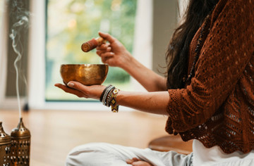 storage//articles/thumb/stop-scrolling-tidak-produktif-terapi-sound-healing-bantu-redakan-stresmu-1729238984.jpg